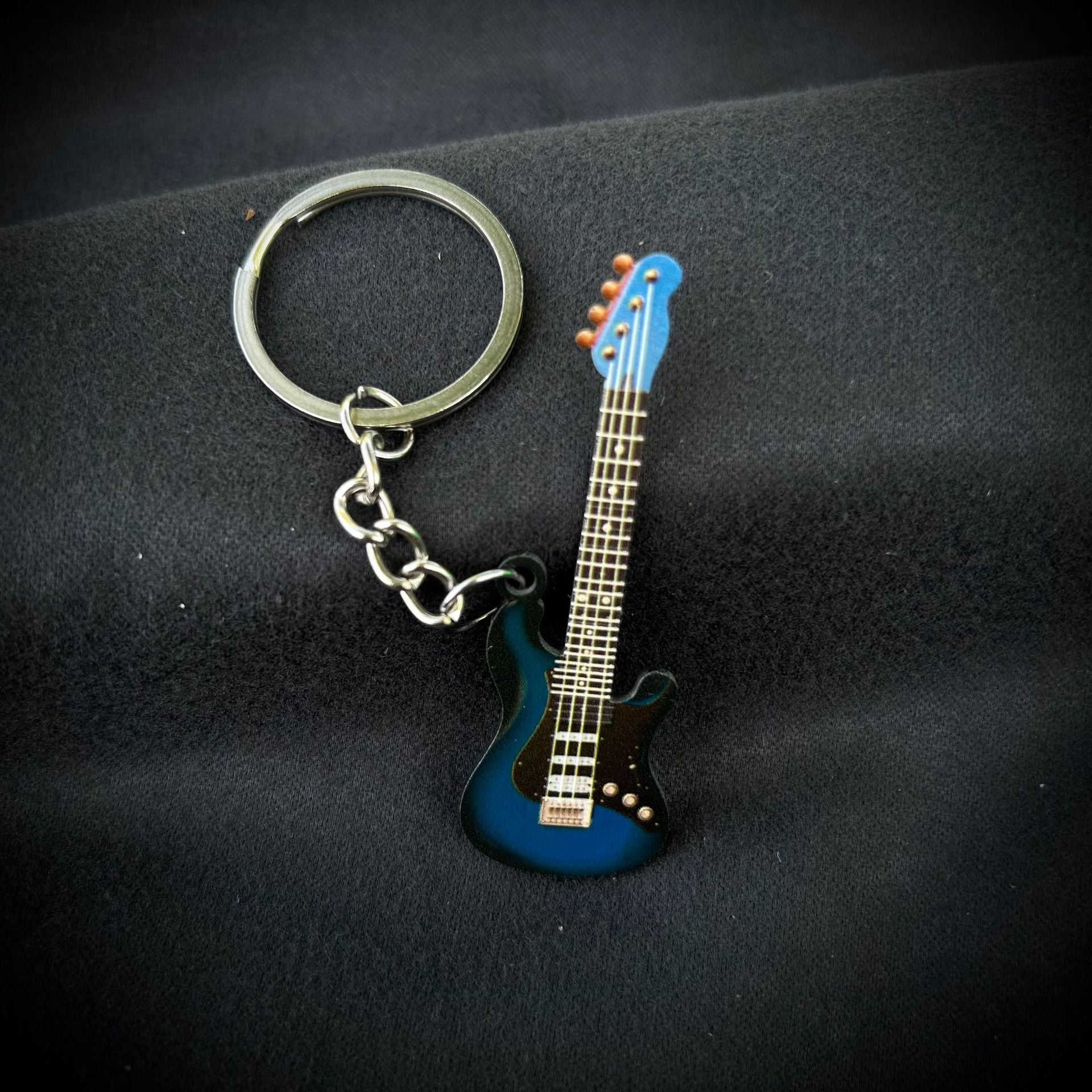 Llavero de guitarra en estampado de color de acero inoxidable al por mayor